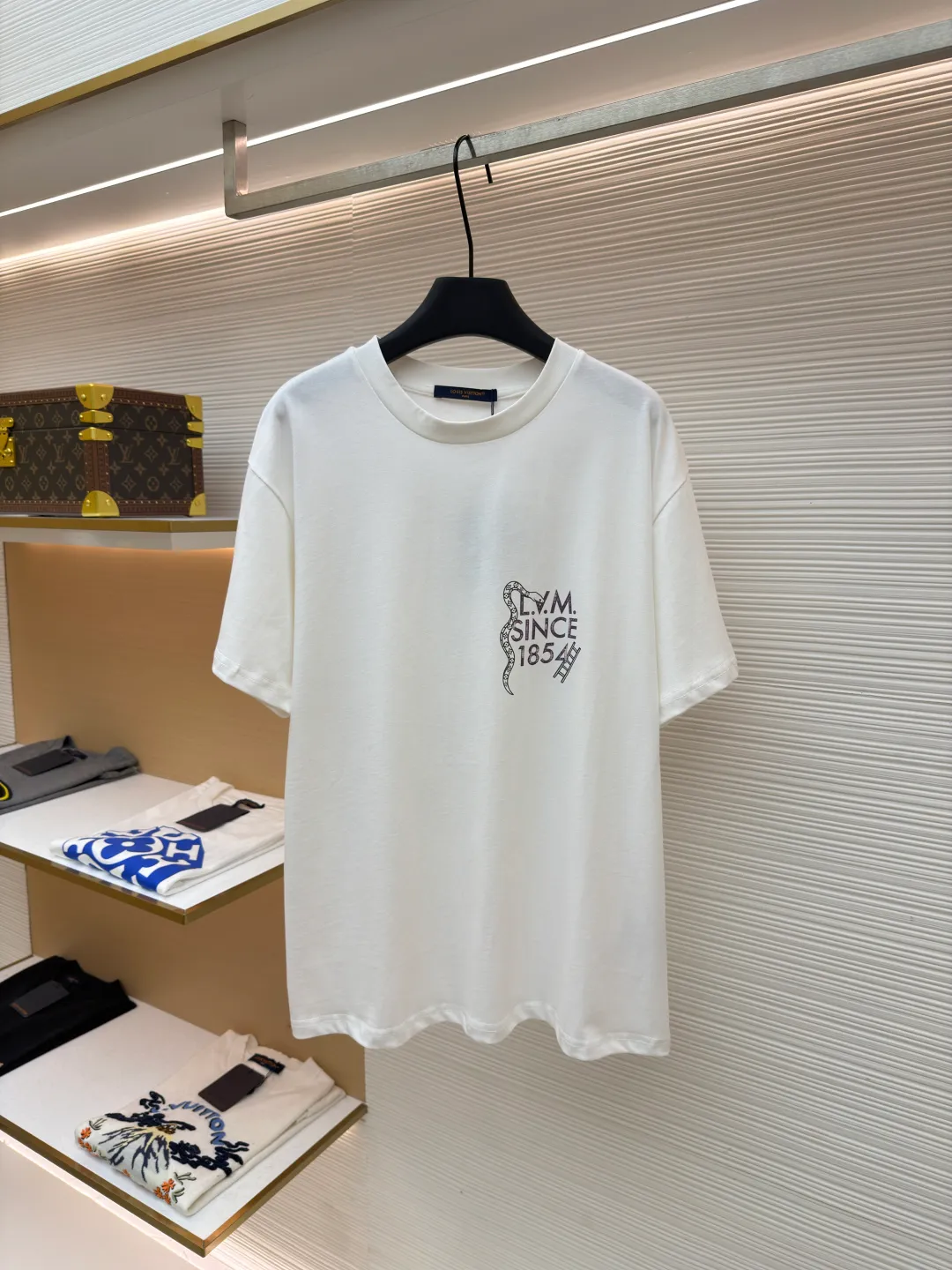 LOUIS VUITTON round neck printed short-sleeved T-shirt ●Original version: Purchased and developed at 7450 ●Item number: 1682214-A10 ●Fabric: cotton fabric ●Technology: Printing ●Color: white ●Version: fitted version ●Weight: about 260 grams ●Size: S-M-L-XL ●Description: This printed short-sleeved T-shirt is made using high-end garment technology. The fabric is made of 230g heavyweight double-strand combed cotton. It is treated with an enzyme washing process to make the cotton soft to the touch and not easy to pill or deform, while retaining the breathability and skin-friendly properties of cotton. The back theme printing uses a composite process of digital direct inkjet printing and screen printing. First, digital direct inkjet printing is used to restore the color gradation and delicate texture of the pattern, and then screen printing is used to outline the outline of the pattern, which increases the color firmness of the printing by 30% and does not fade or crack after repeated washing. The neckline is hemmed with two stitches and is paired with high-elastic rib fabric, which is resistant to pulling and does not deform after long-term wear. The side seams and shoulder seams of the body are sewn with embedded clip technology, and the stitching is fine and smooth. The overall shape is created through three-dimensional tailoring to create a loose shoulder drop effect, taking into account both wearing comfort and stiffness. The overall wiring is straight and delicate, the fabric is comfortable and soft, and the color is consistent without color difference. It can be matched with the same style to create a fashionable look and control various occasions. Customized accessories, complete with three standards, same style for men and women!